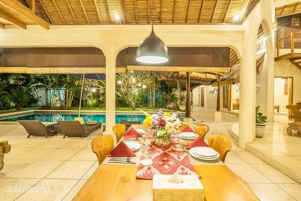 Tropical 3Br Villa In The Heart Of Seminyak
