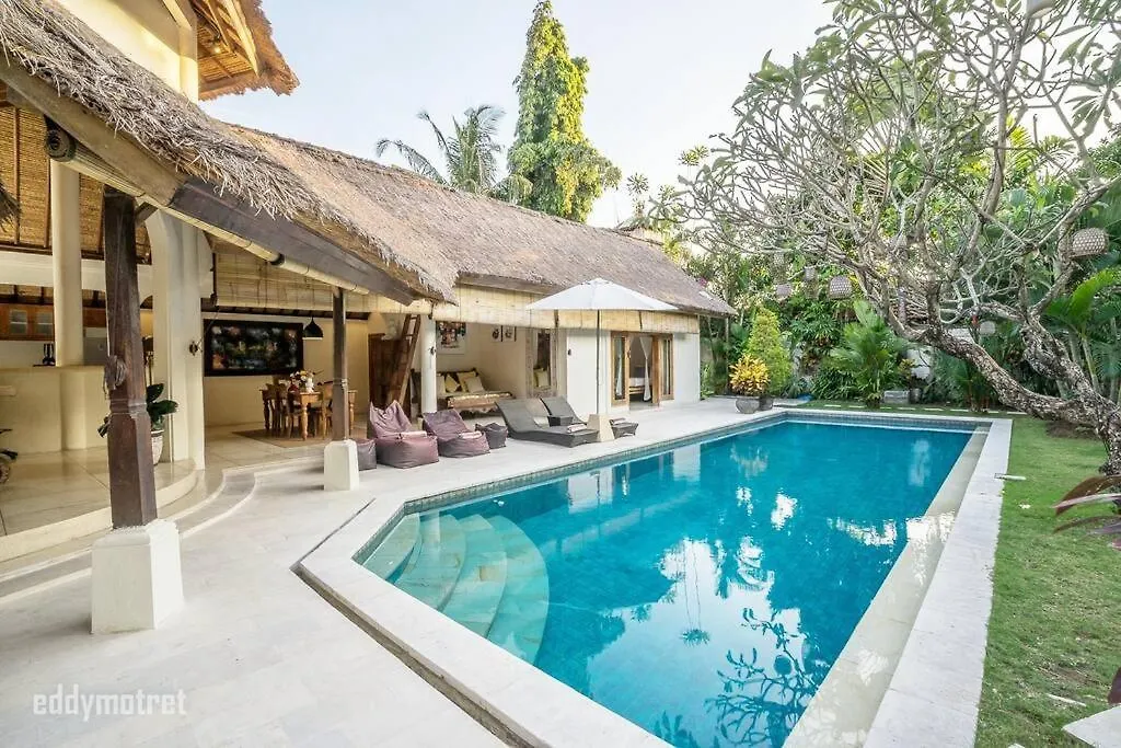 Tropical 3Br Villa In The Heart Of Seminyak