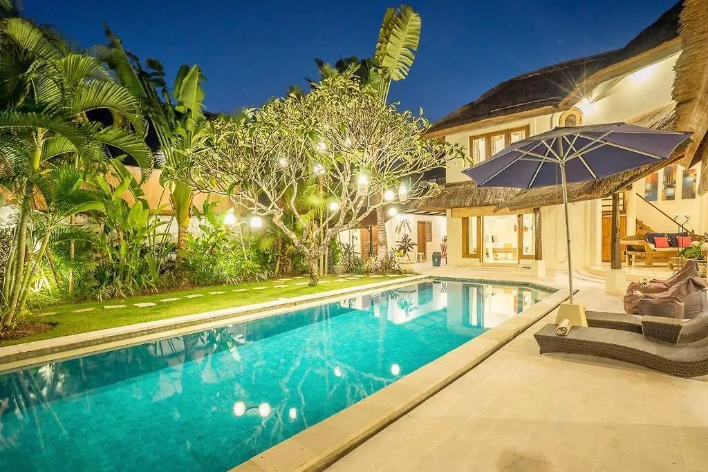 Tropical 3Br Villa In The Heart Of Seminyak